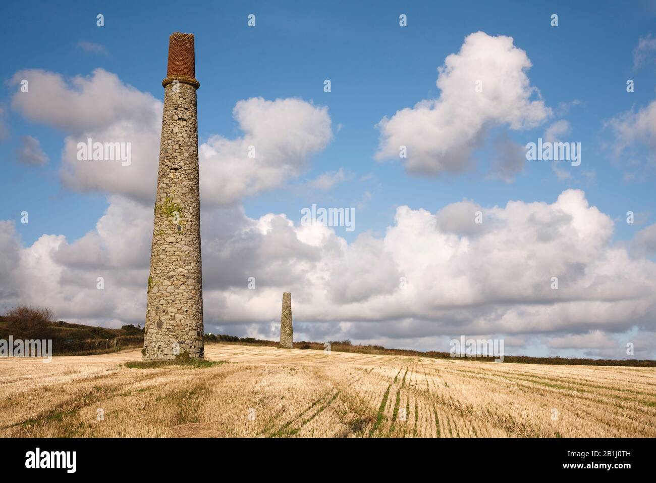 Schornsteine aus alten Zinnbergbau punktieren die Landschaft von Cornwall, UK Stockfoto