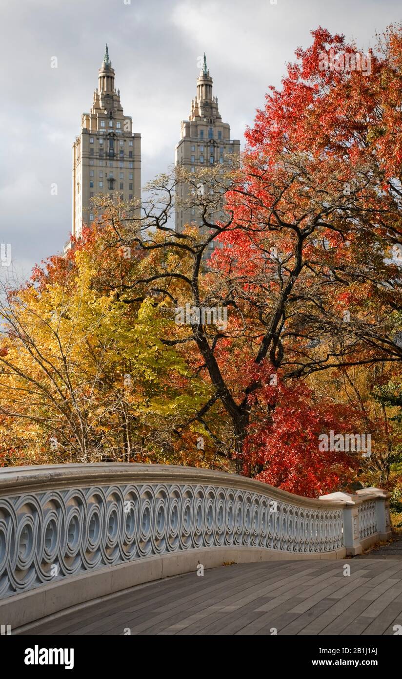 Bow Bridge im Central Park, New York im Herbst Stockfoto