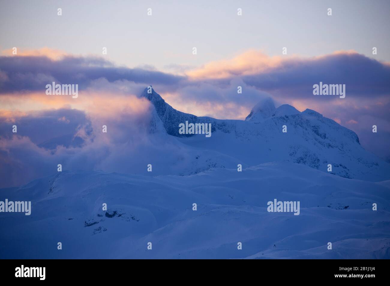 Schöne Berge bei Sonnenuntergang Stockfoto