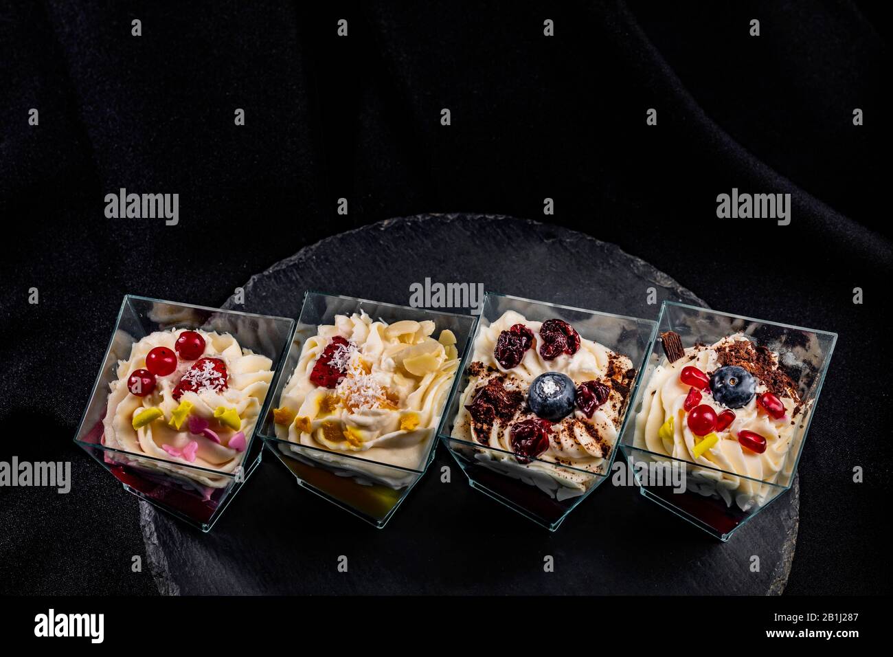 Vier Desserts in Gläsern Stockfoto