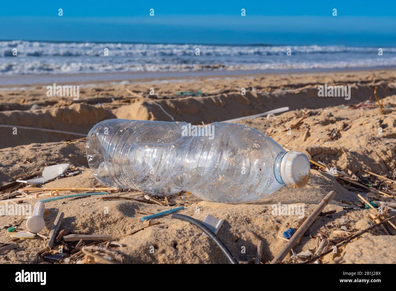 Plastikflasche am Strand, Verschmutzung Stockfoto