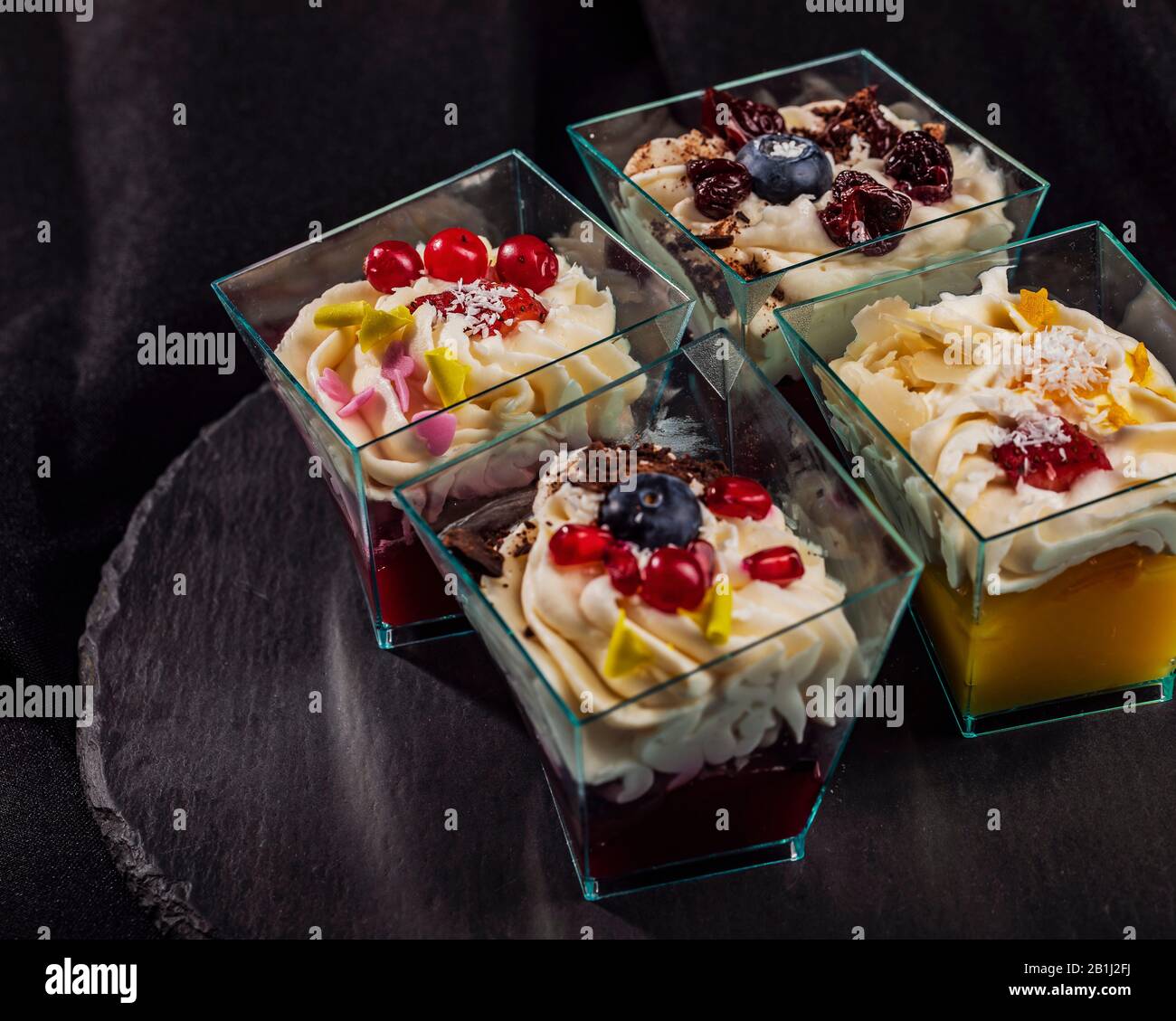 Dessertgruppe in Gläsern Stockfoto