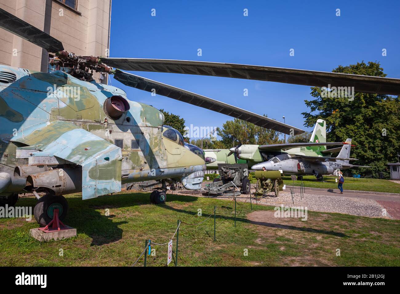MIL Mi-24D Hind D greift Hubschrauberbewaffnete im polnischen Armeemuseum (Muzeum Wojska Polskiego) in Warschau, Polen an Stockfoto