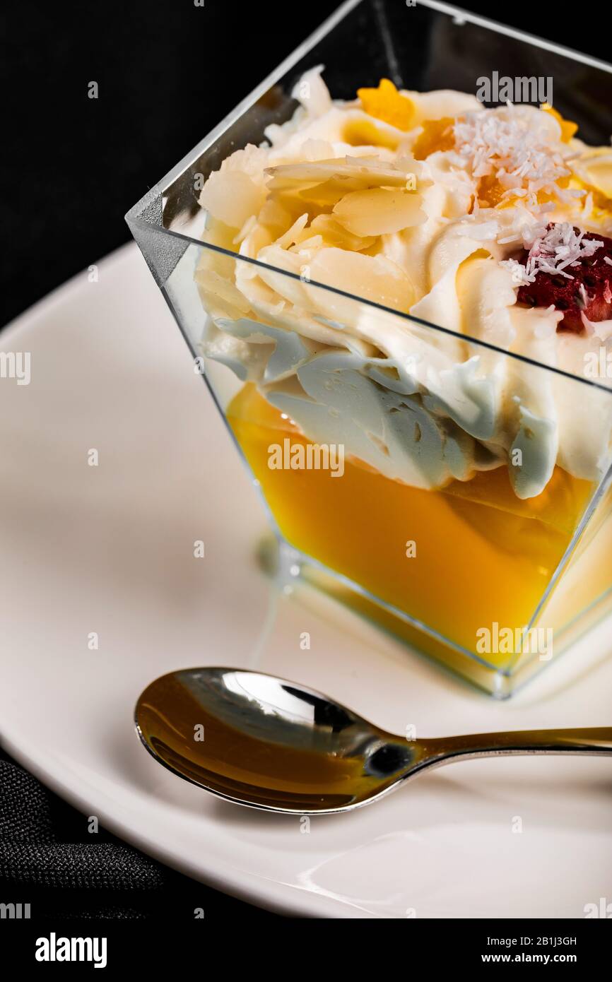 Zweilagiges Dessert, individuelle Portion Stockfoto