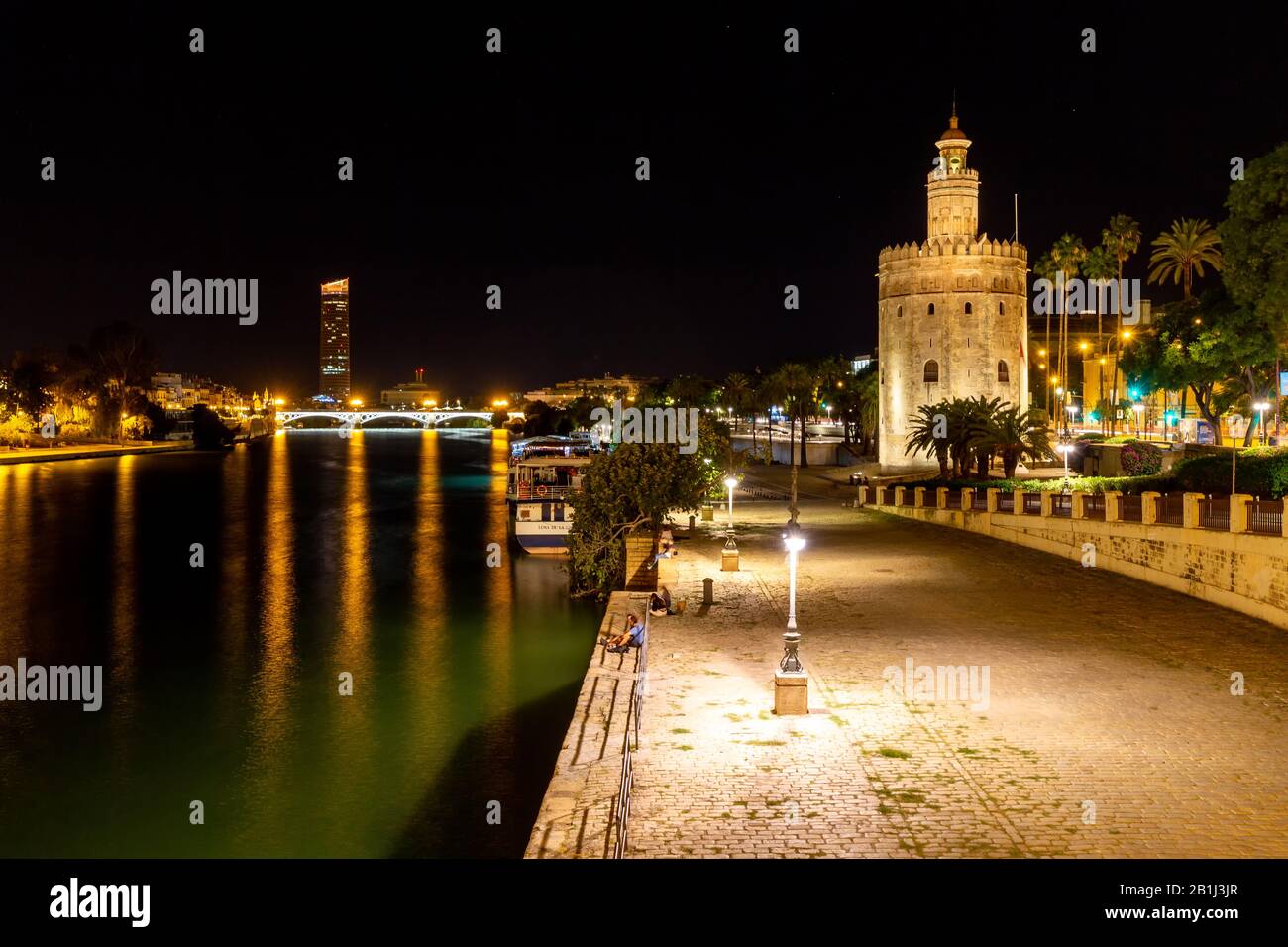 Torre del Oro nachts am Fluss Guadalquivir in Sevilla, Andalucia, Spanien. Stockfoto