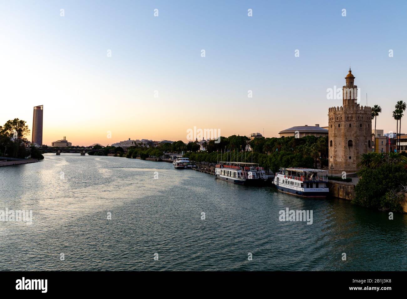 Sonnenuntergang über dem Fluss Guadalquivir in Sevilla, Andalucia, Spanien. Stockfoto