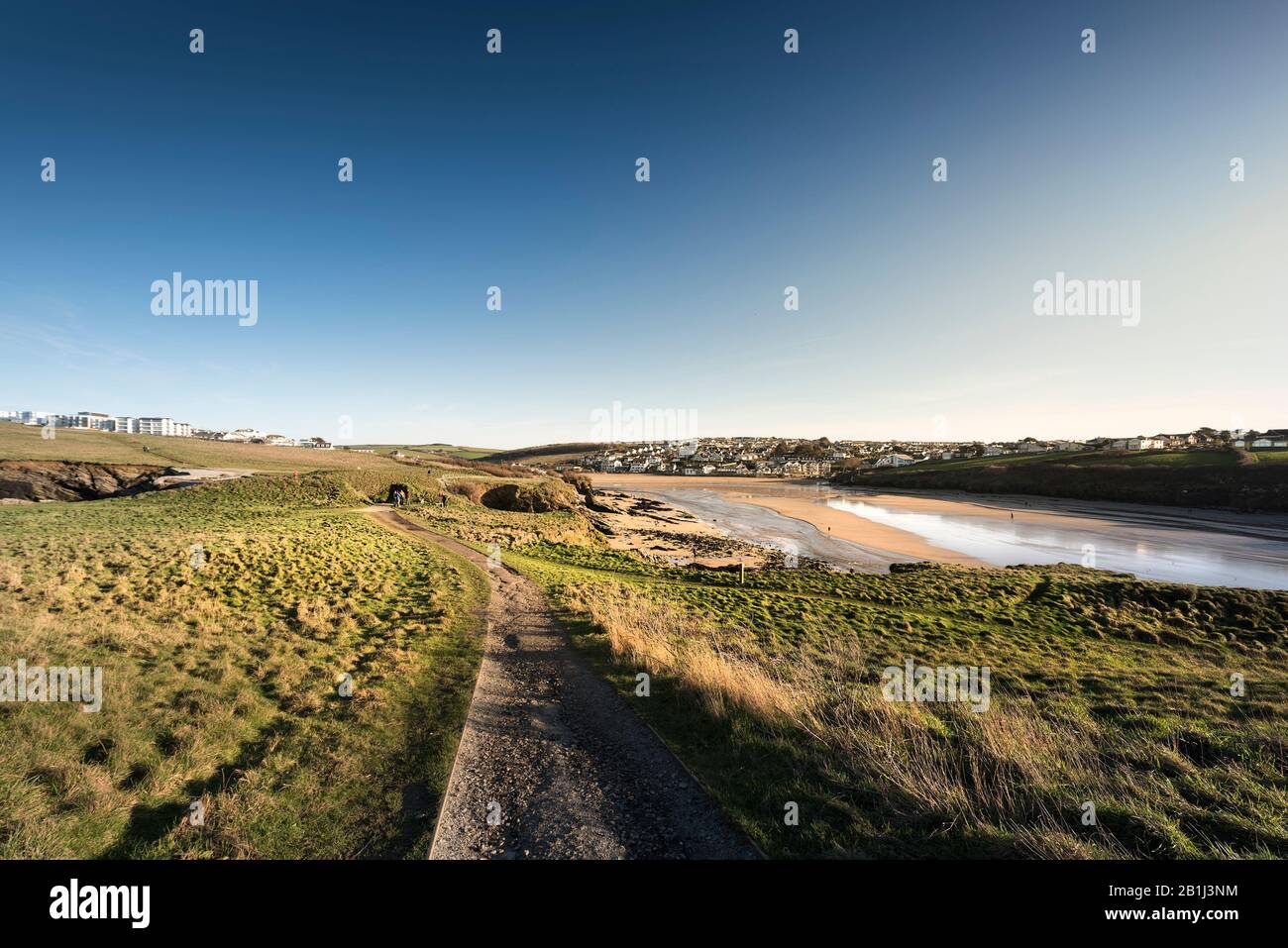 Der Blick auf Porth Beach vom Gipfel eines Bronzezeitlichen Rundbarrows auf Porth Island Trevelgue Head in Newquay in Cornwall. Stockfoto