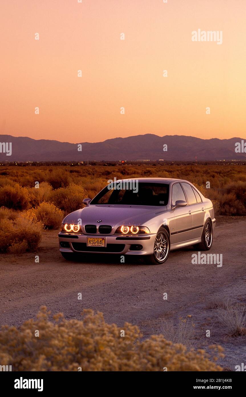 2001 BMW M5 in der Mojave-Wüste Kalifornien USA Stockfoto