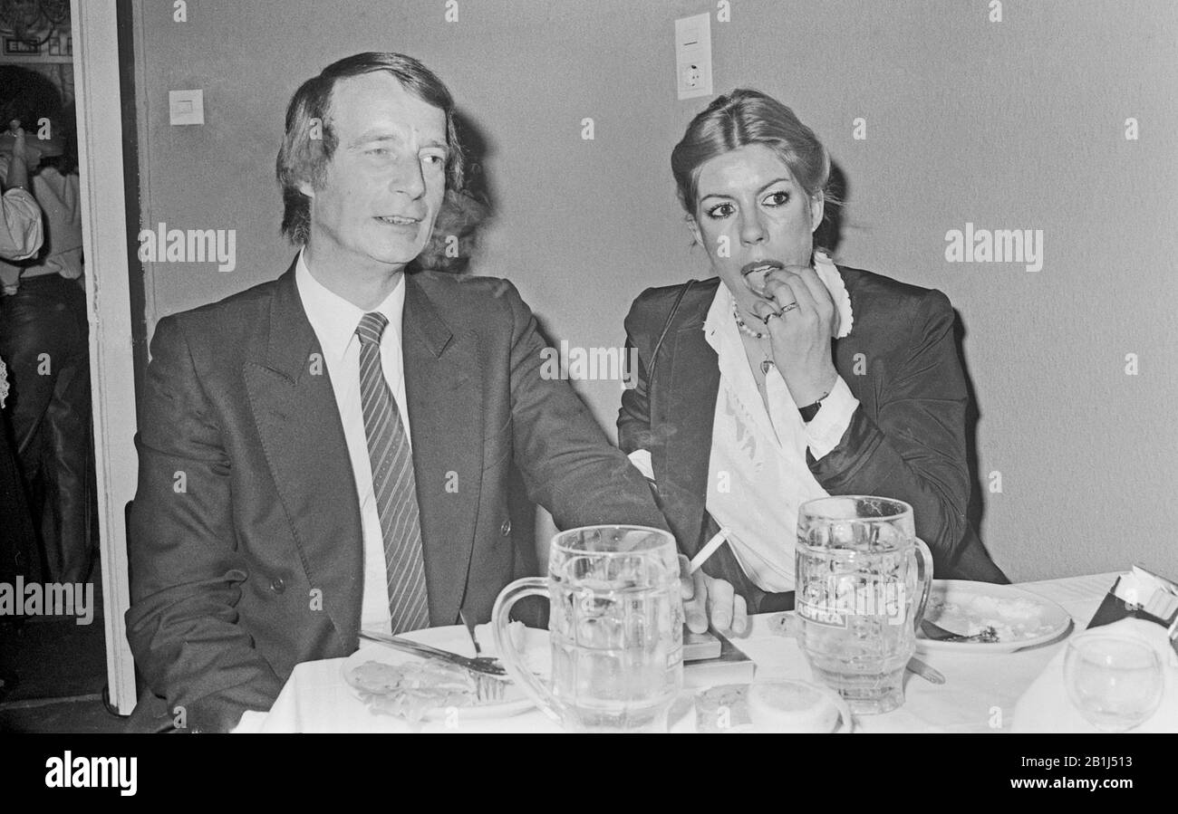 Michael Prinz von Preßen mit der Gräfin Britta von Dallwitz, einer späteren zwei Ehefrau, Deutschland um 1982. Michael Prinz von Preßburg mit seiner zukünftigen Ehefrau Gräfin Brigitta von Dallwitz, Deutschland um 1982. Stockfoto