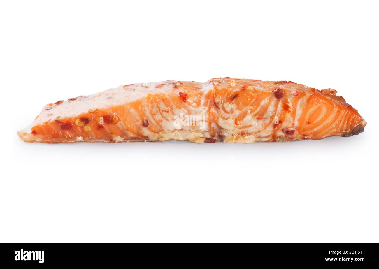 Studioaufnahme aus Filet aus geräuchertem Lachs mit Chili Flake und Zitronenbeschichtung, die vor weißem Hintergrund geschnitten wurde - John Gollop Stockfoto
