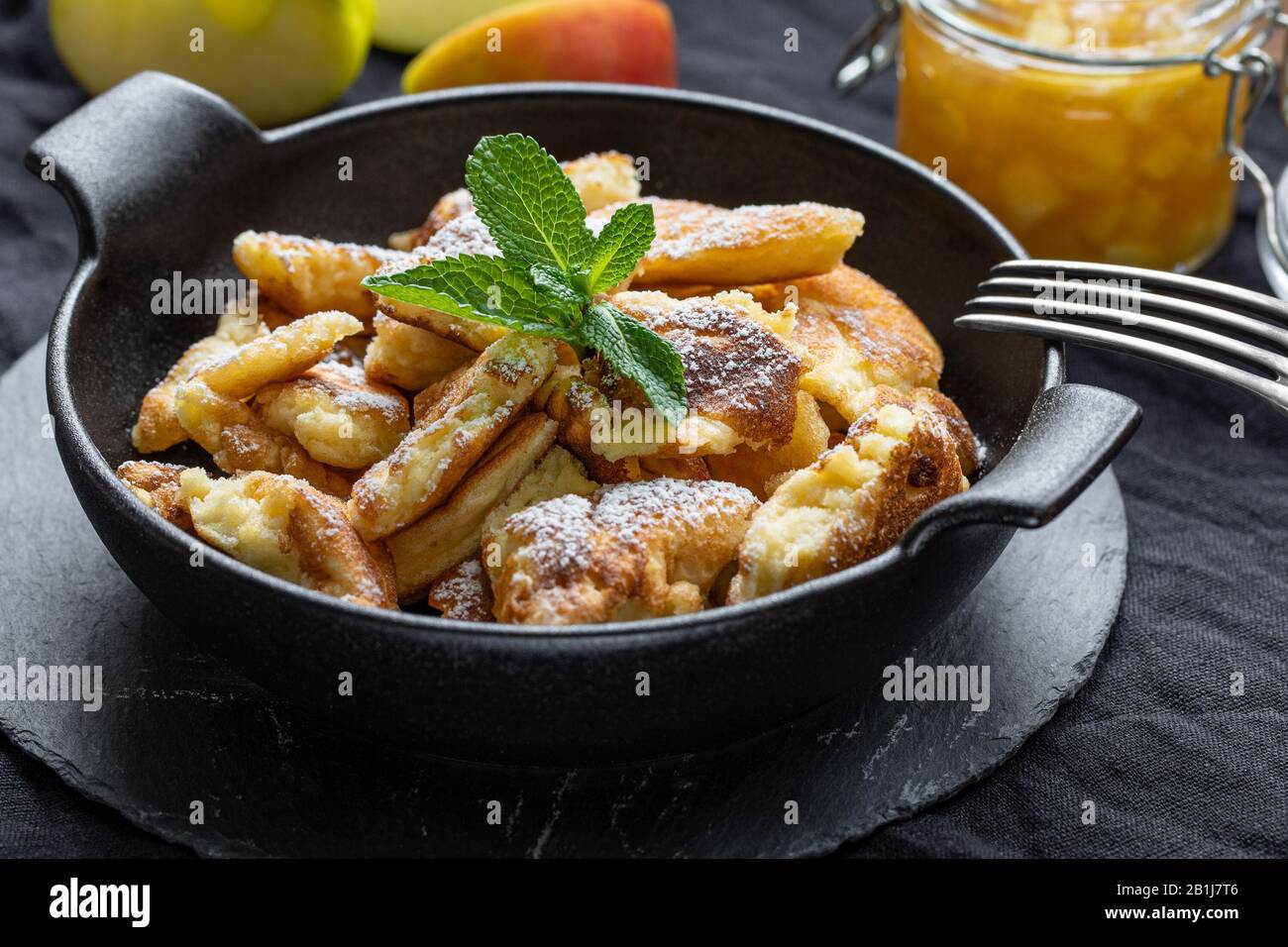 Kaiserschmarrn pfanne -Fotos und -Bildmaterial in hoher Auflösung – Alamy