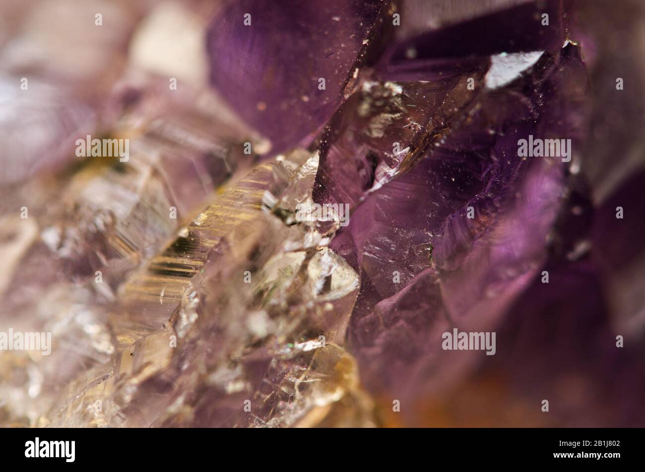 Kristalle. Struktur des Steins. Schöner Hintergrund aus violettem Naturmaterial. Makro Stockfoto
