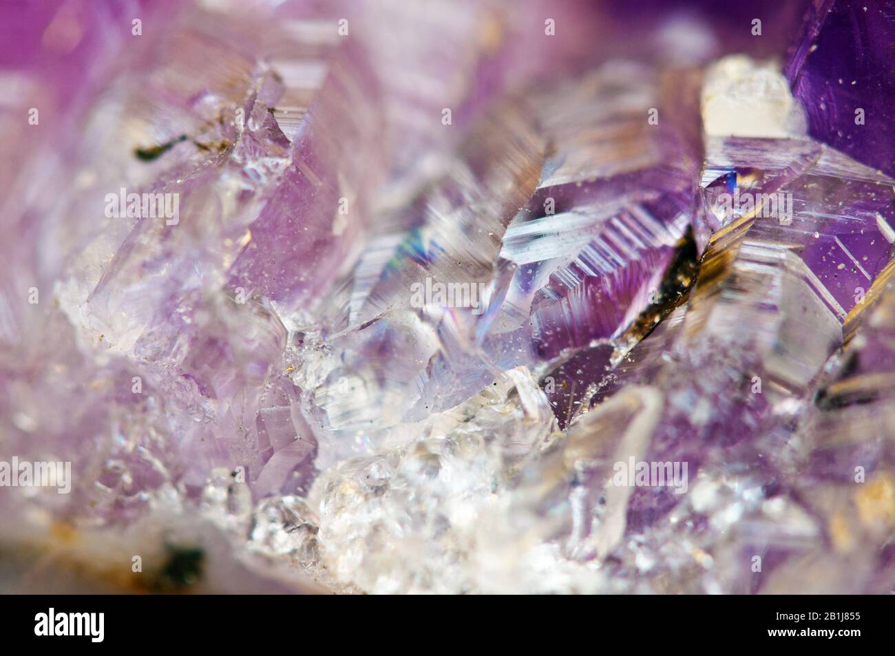 Kristalle. Struktur des Steins. Schöner Hintergrund aus violettem Naturmaterial. Makro Stockfoto