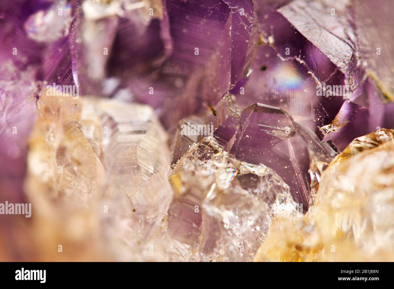 Kristalle. Struktur des Steins. Schöner Hintergrund aus violettem Naturmaterial. Makro Stockfoto