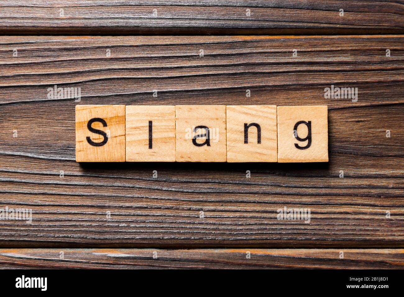Slang Word auf Holz Block geschrieben. slang Text auf Tisch, Konzept. Stockfoto