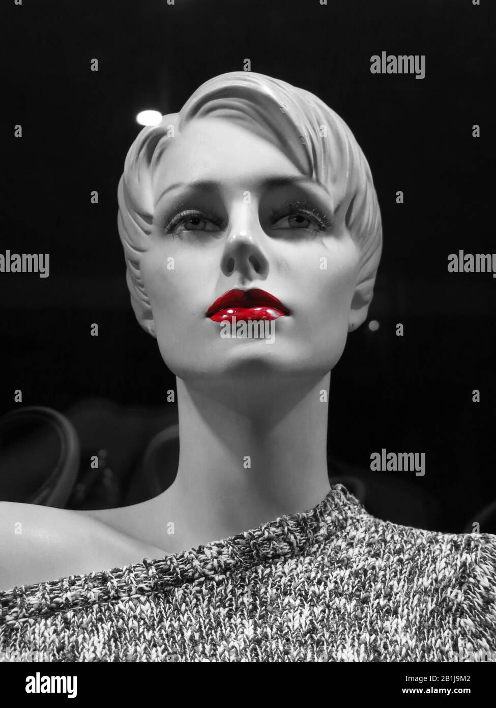 Weibliche Schaufensterpuppe im Schaufenster. Stockfoto