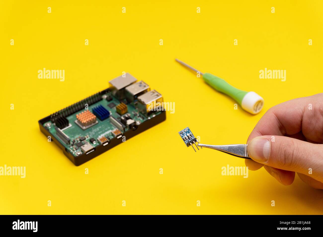 Mikrocomputer, scrwdriver auf gelbem Hintergrund Stockfoto