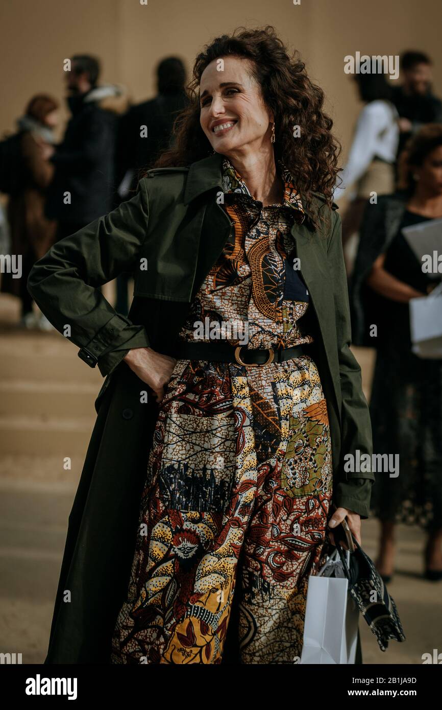 Andie Macdowell geht zu Dior für die neue Kollektion Herbst Winter 2020 2021, mit Originalcreation von Christian Dior, während Der Paris Fashion Week Stockfoto