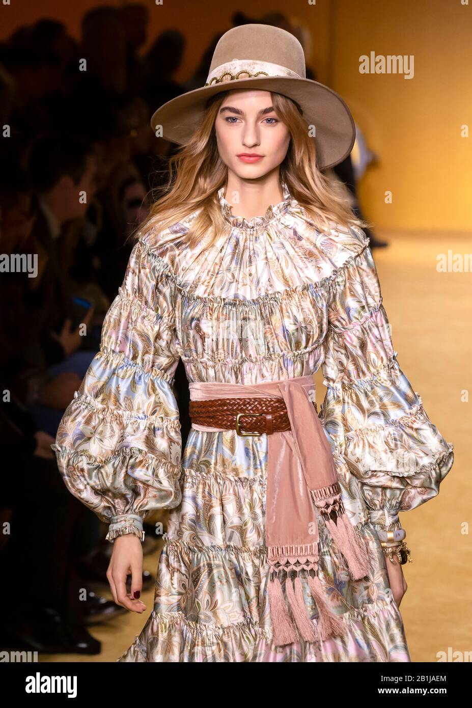 New York, New York - 10. Februar 2020: Maartje Verhoef läuft auf der Zimmermann Herbst Winter 2020 Fashion Show auf der Startbahn Stockfoto