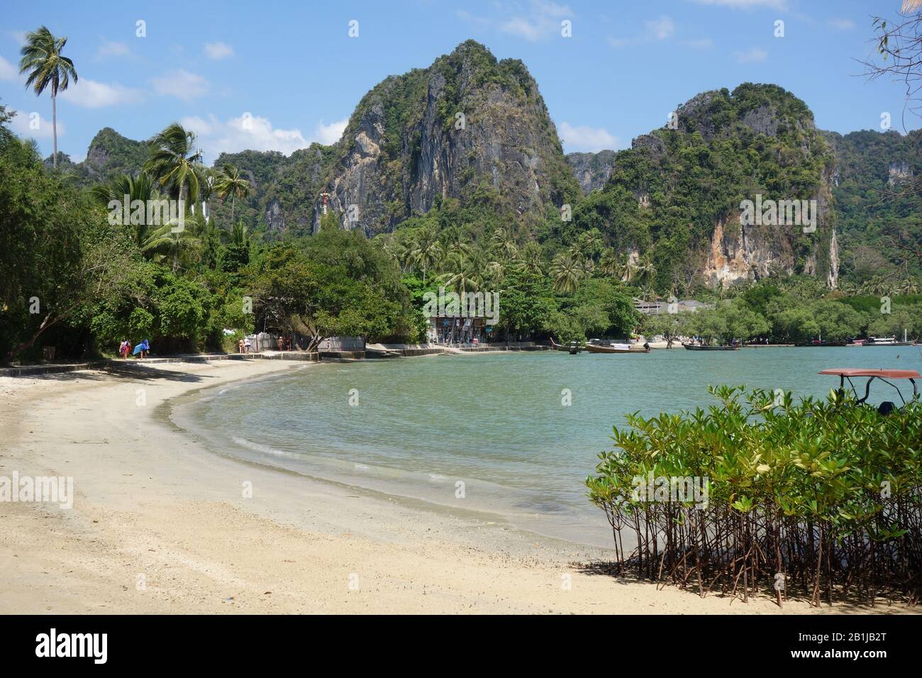 Railay Strand / Ostrand auf der Insel Krabi Thailand mit weißem Strand, blauem türkisfarbenem Meer, großen Felsen - einsame Insel - verborgener Ort Stockfoto