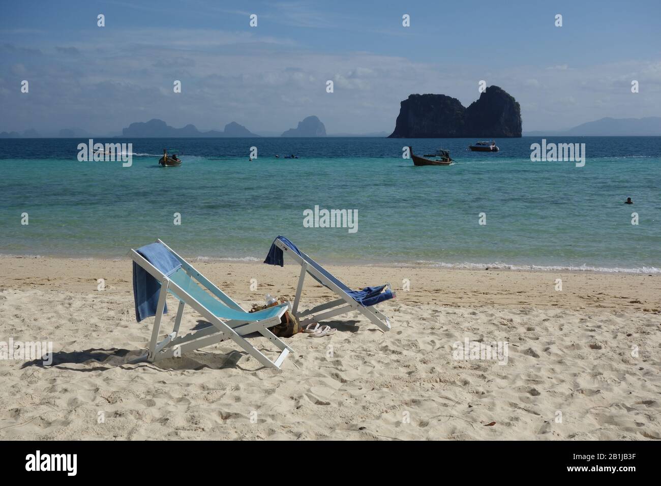 Koh Ngai Island (Koh Hai) Ostrand in der Nähe von Koh Lanta in der Provinz Krabi in Thailand mit weißem Strand, zwei blauen Strandliegen, türkisfarbenes Meer Stockfoto