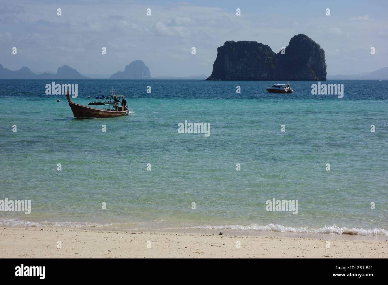 Koh Ngai Island (Koh Hai) Ostrand in der Nähe von Koh Lanta in der Provinz Krabi in Thailand mit weißem Strand, Langschwänzboot, blauem türkisfarbenem Meer, Felsen Stockfoto