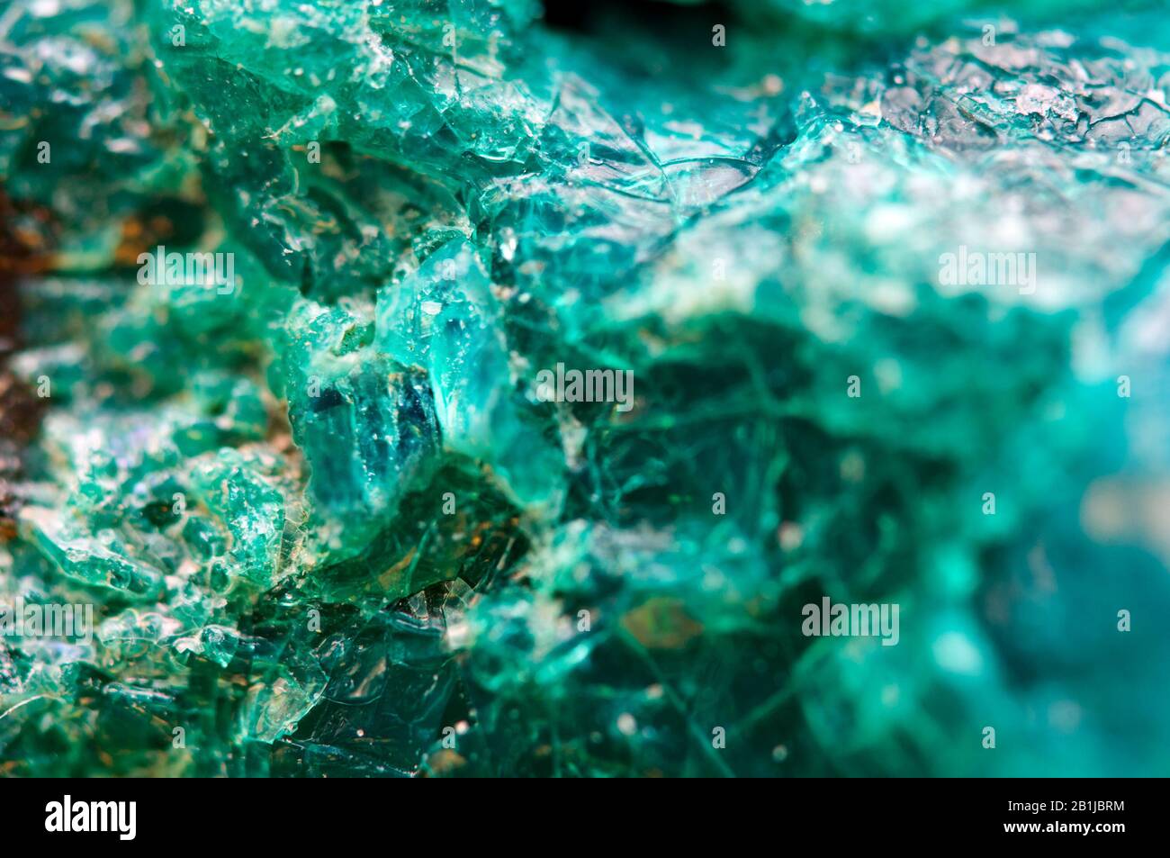 Naturkristall. Kristallhintergrund. Makro. Türkis-Mineralöl Stockfoto