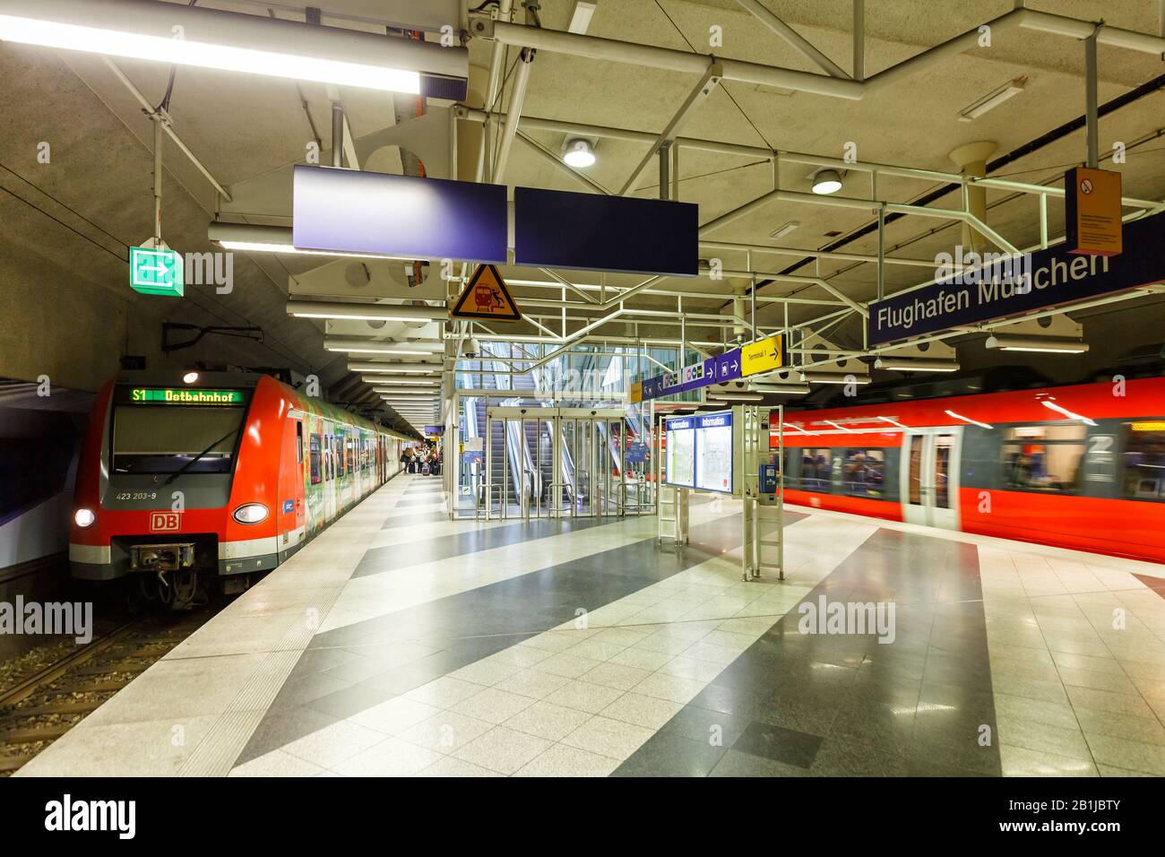 München, Deutschland - 14. Februar 2019: Bahnhof am Münchner Flughafen (MUC) in Deutschland. Stockfoto