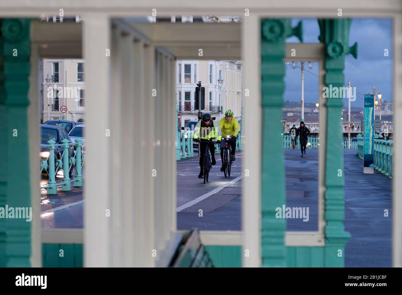 Radfahrer an der Küste von Brighton eingerahmt Stockfoto