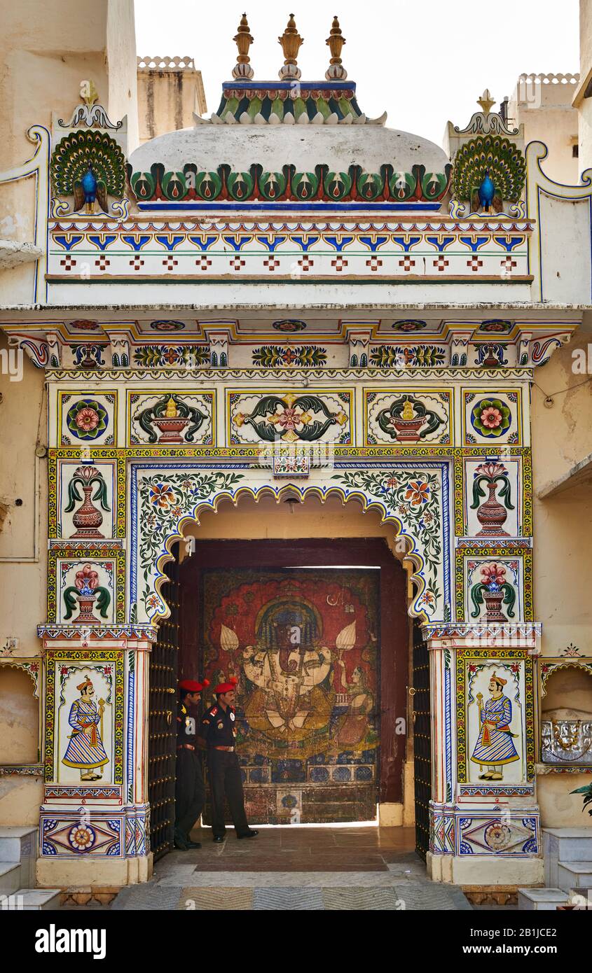 Rajasthani-Gemälde von Lord Ganesha, bemalte Tür im Innenhof im Stadtpalast von Udaipur, Rajasthan, Indien Stockfoto