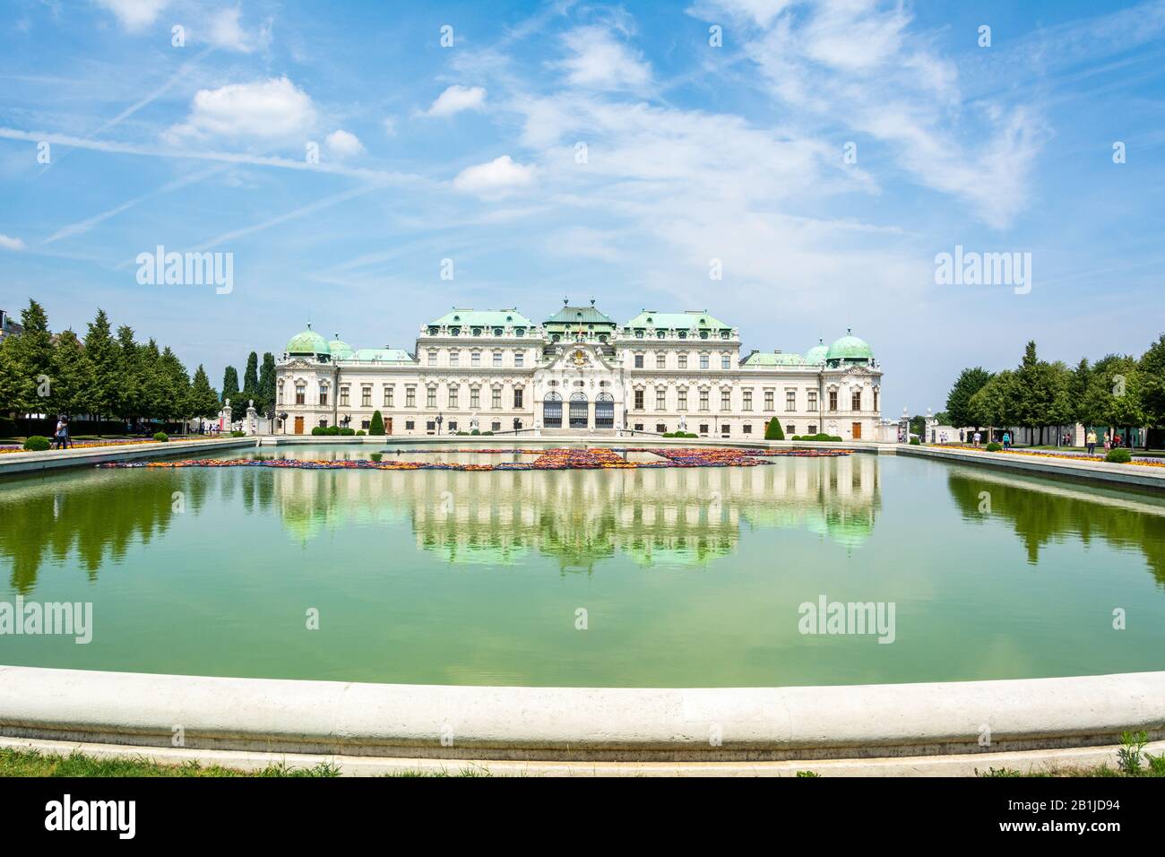 Oberbau des Schlosses Belvedere in Wien, Österreich, über einen Teich, im Sommer. Stockfoto