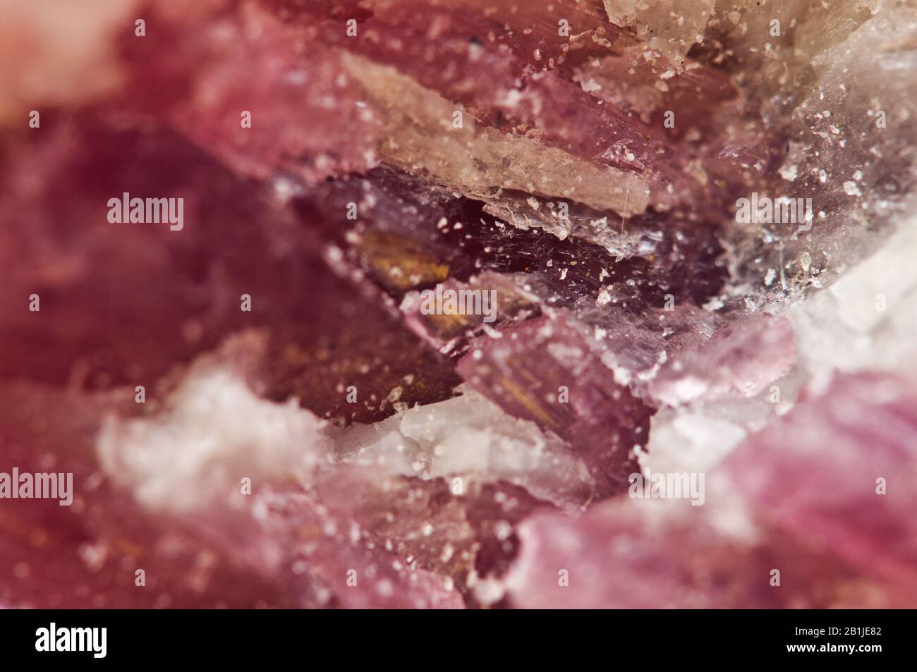 Naturkristall. Kristallhintergrund. Makro. Mineralischer Burgunder Stockfoto