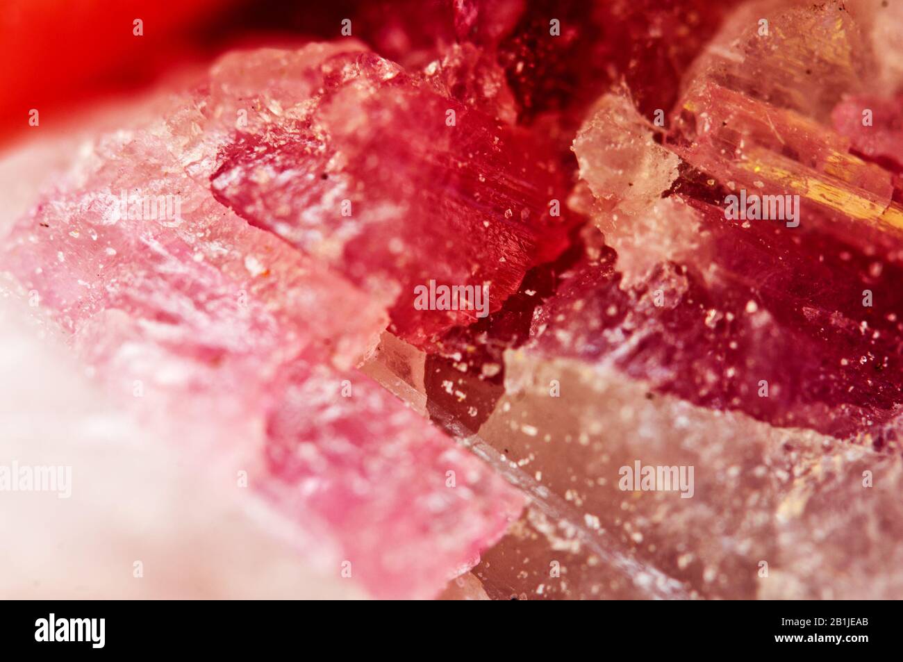 Naturkristall. Kristallhintergrund. Makro. Mineralrot Stockfoto