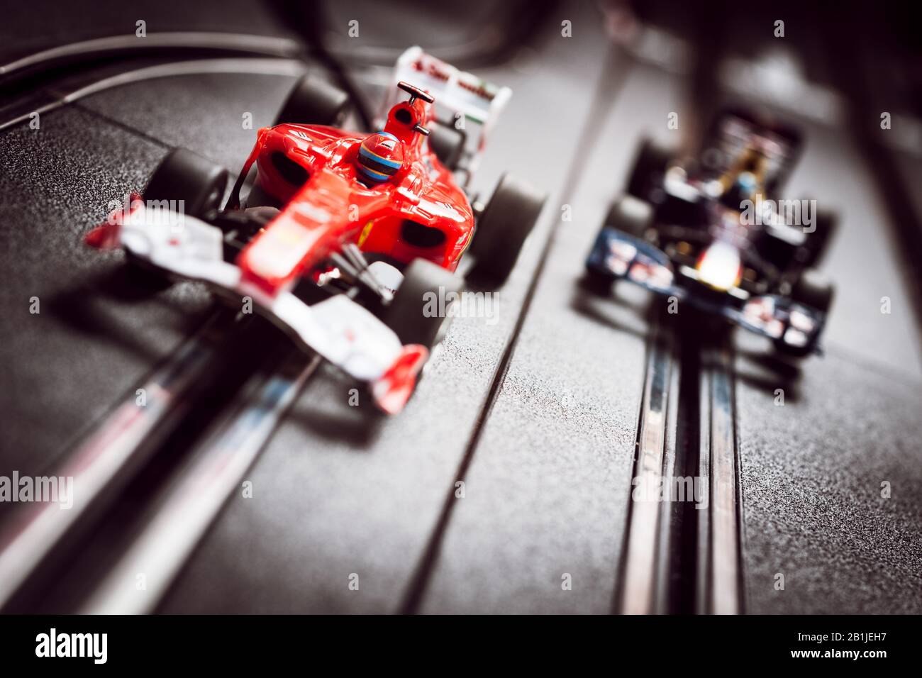 Modell Formel-1-Slot Cars auf einer Scalextric-Strecke Stockfoto