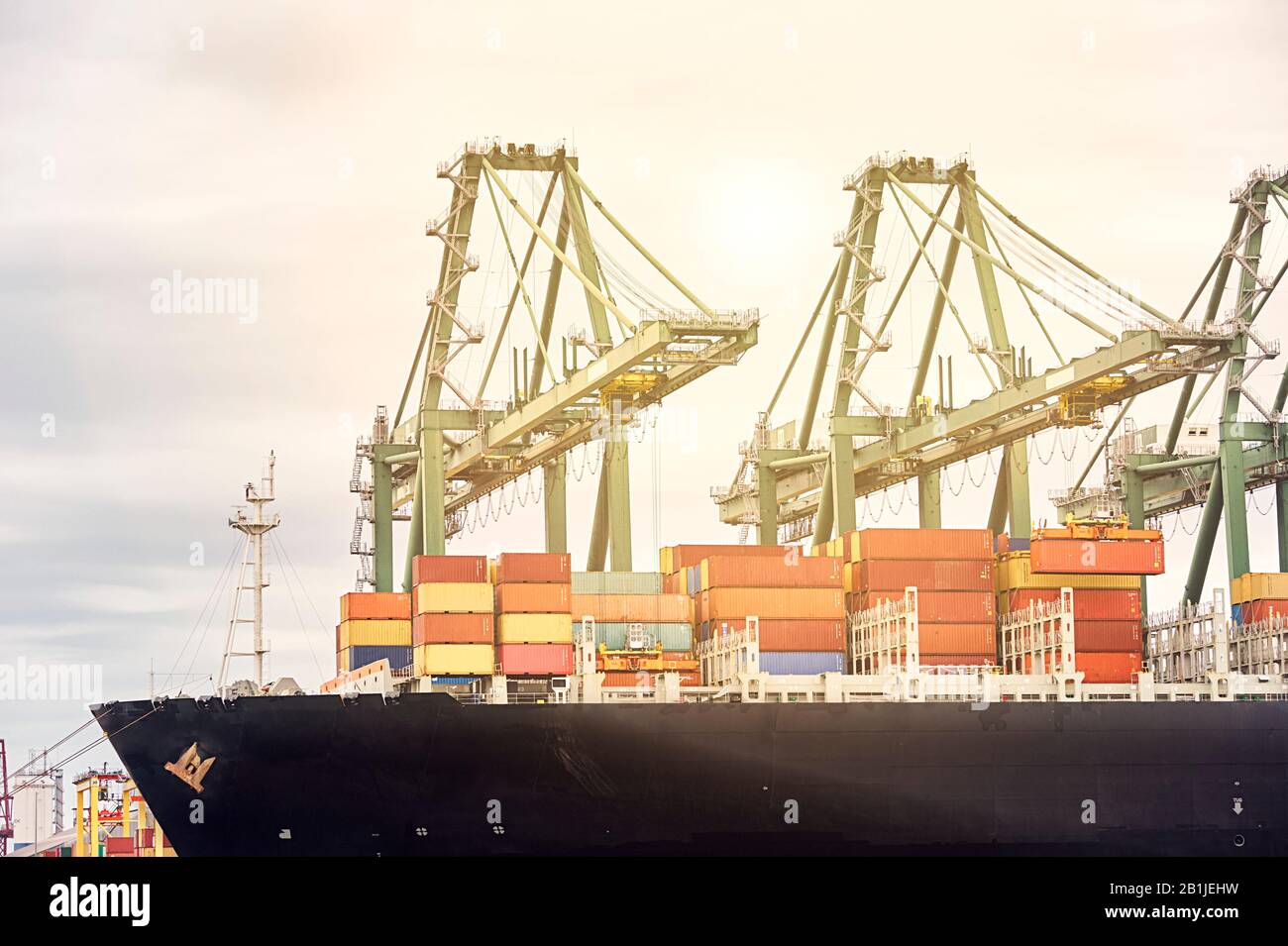 Schiffskran Entladen von Containern von einem Schiff im Hafengebiet. Transportindustrie und Versandlogistik. Exportieren und Importieren von Bussinen Stockfoto