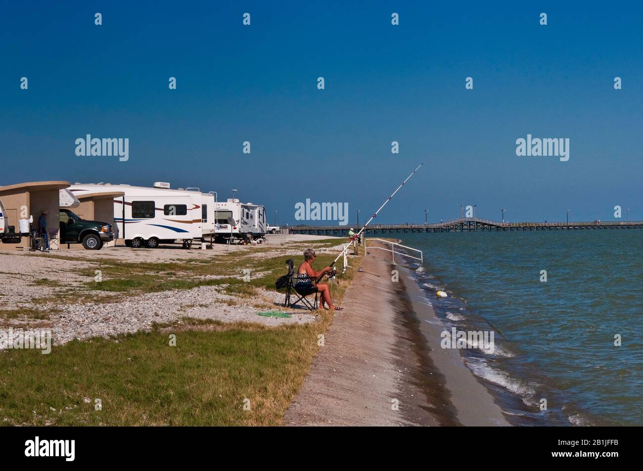 Camps am Wasser über Aransas Bay, Golf von Mexiko, Goose Island State Park, Gulf Coast, Texas, USA Stockfoto