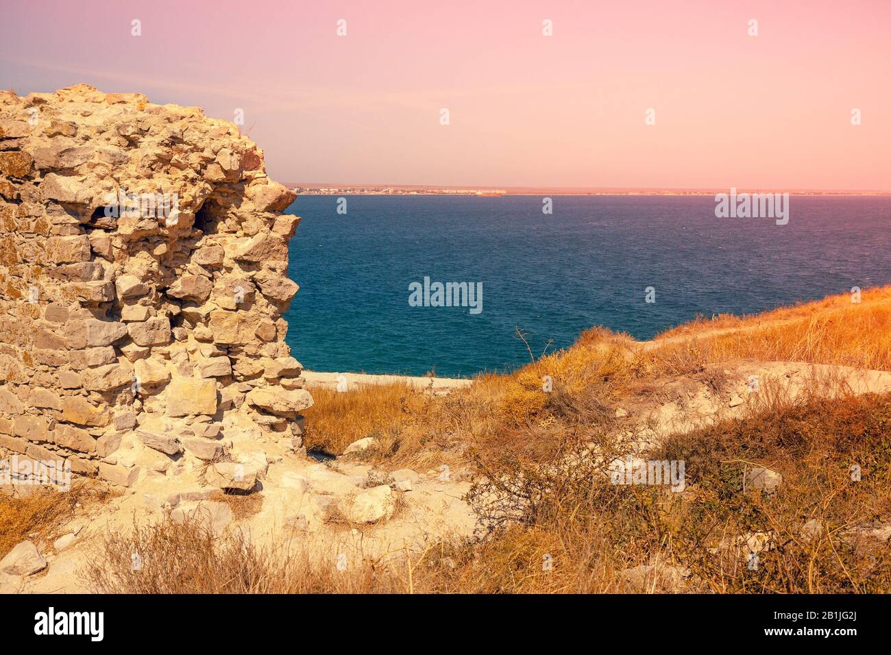 Ruinen der genuesischen Festung Caffa (Feodosia) Krim. Blick vom Berg auf das Meer und die Stadt Feodosia. Natur im Meer Stockfoto