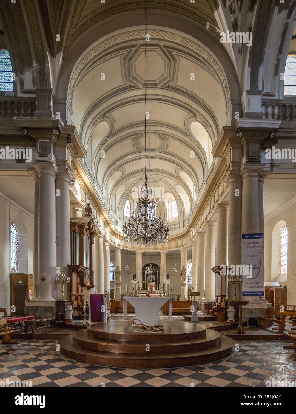 Avranches, Basilika St-Gervais. Neoklassizistische Umgestaltg, um das Jahr 1843 im Neorenaissancestil, 1899 fertig Innenraum nach Osten. Stockfoto