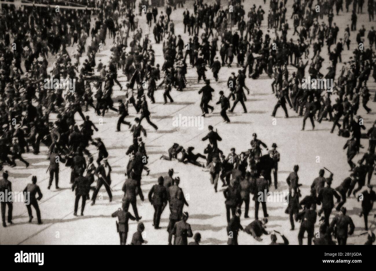 26. August 1913: Nach einer Aussperrung beginnen Mitglieder der Irish Transport and General Workers' Union von James Larkin, die bei der Dublin United Tramways Company beschäftigt ist, Streikaktionen unter Missachtung der Entlassung von Gewerkschaftsmitgliedern. Während einer Demonstration in der Sackville Street (heute O'Connell Street), die am 31. August von der gewerkschaft organisiert wurde, tötete die Metropolitan Police in Dublin einen Demonstrator und verletzte 400 bei der Verbreitung einer Demonstration in der Sackville Street (Dublin). Stockfoto