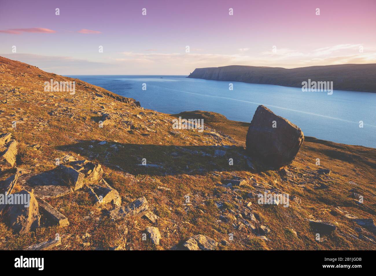 Felsenküste. Barents Meer bei Sonnenuntergang. Schöne wilde Landschaft. Nordkaper. Nordkapp, Norwegen Stockfoto