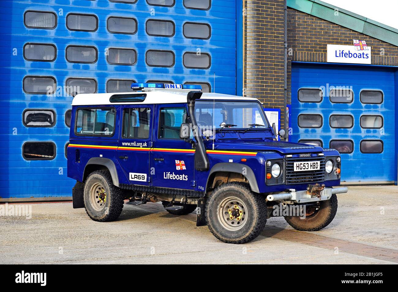 Landrover des Royal National Lifeboat Institute, der vor der Rettungsstation St Annes geparkt wurde Stockfoto