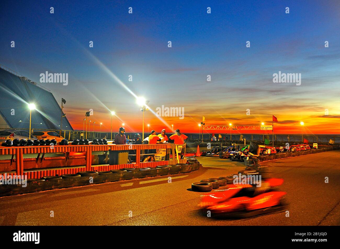 Gehen Sie in einer Sommernacht zum Sonnenuntergang auf den Kart Track Stockfoto