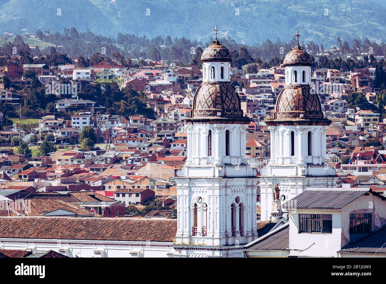 Blick auf die Stadt Cuenca, Ecuador, mit vielen Kirchen am sonnigen Sommertag. Südamerika. Stockfoto