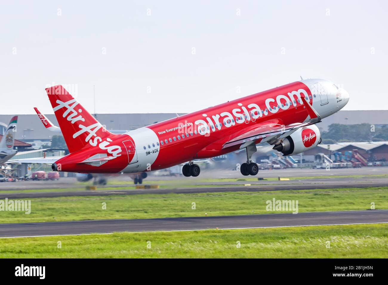 Jakarta, Indonesien - 27. Januar 2018: Air Asia Airbus A320neo Flugzeug am Flughafen Jakarta (CGK) in Indonesien. Airbus ist eine europäische Flugzeugmanufaktu Stockfoto