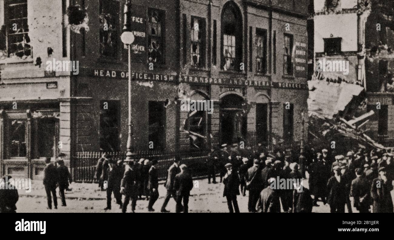 Die Straßen in Dublin nach dem Osteraufgang von 1916, das von den irischen republikanern ins Leben gerufen wurde, um die britische Herrschaft in Irland zu beenden und eine unabhängige irische Republik zu gründen, während das Vereinigte Königreich den Ersten Weltkrieg bekämpfte. Es war der wichtigste Aufstand in Irland seit der Rebellion von 1798 und der ersten bewaffneten Aktion der irischen Revolutionsperiode. Sechzehn der Anführer Der Aufständischen wurden im Mai 1916 hingerichtet, aber der Aufstand, die Art der Hinrichtungen und die nachfolgenden politischen Entwicklungen trugen letztlich zu einer Erhöhung der Unterstützung der irischen Unabhängigkeit in der Bevölkerung bei. Stockfoto