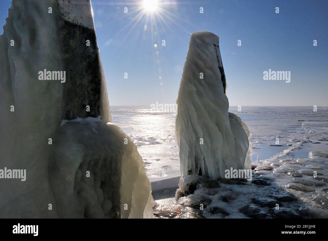 Ijsselmeer im Winter, Niederlande, Frisia, Denkmal Afsluitdijk Stockfoto