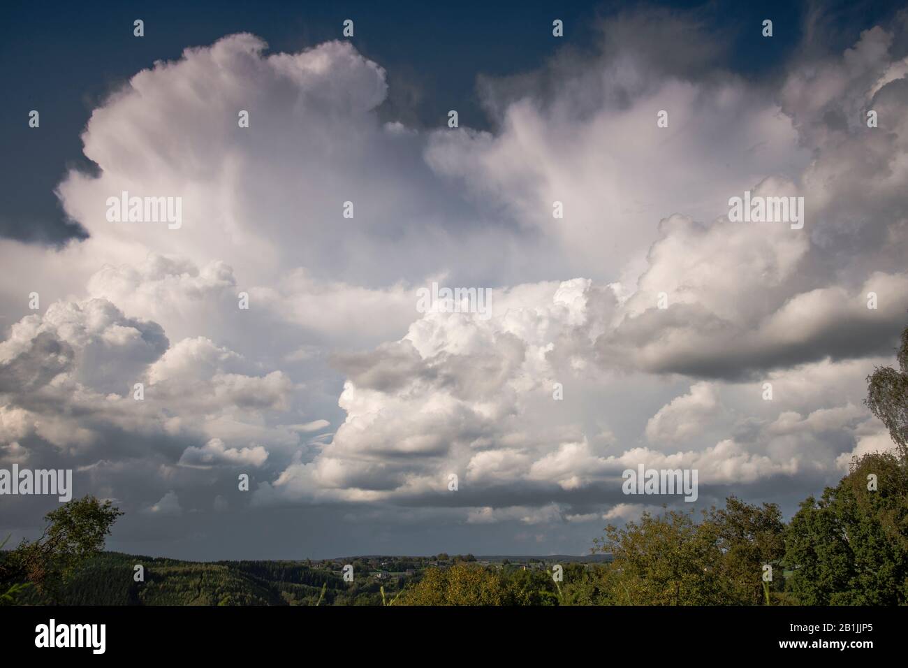 Kumulonimbuswolken, Belgien, Ardennen, Arimont, Malmedy Stockfoto