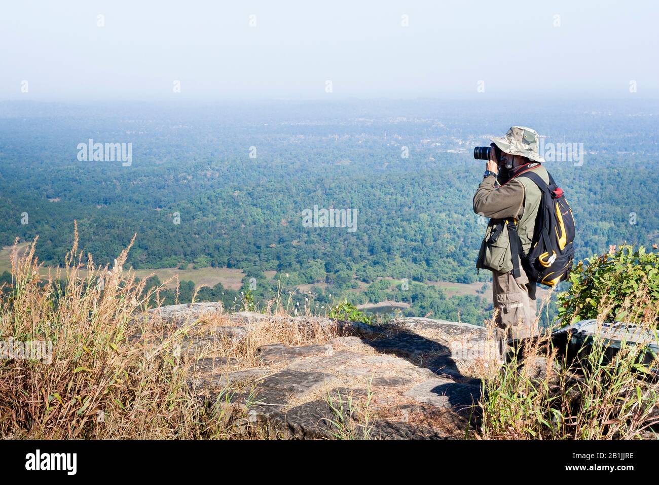 Männlicher Fotograf fotografiert Landschaft von Bandhavgarh aus Aussichtspunkt, Indien, Madhya Pradesh, Bandhavgarh National Park Stockfoto