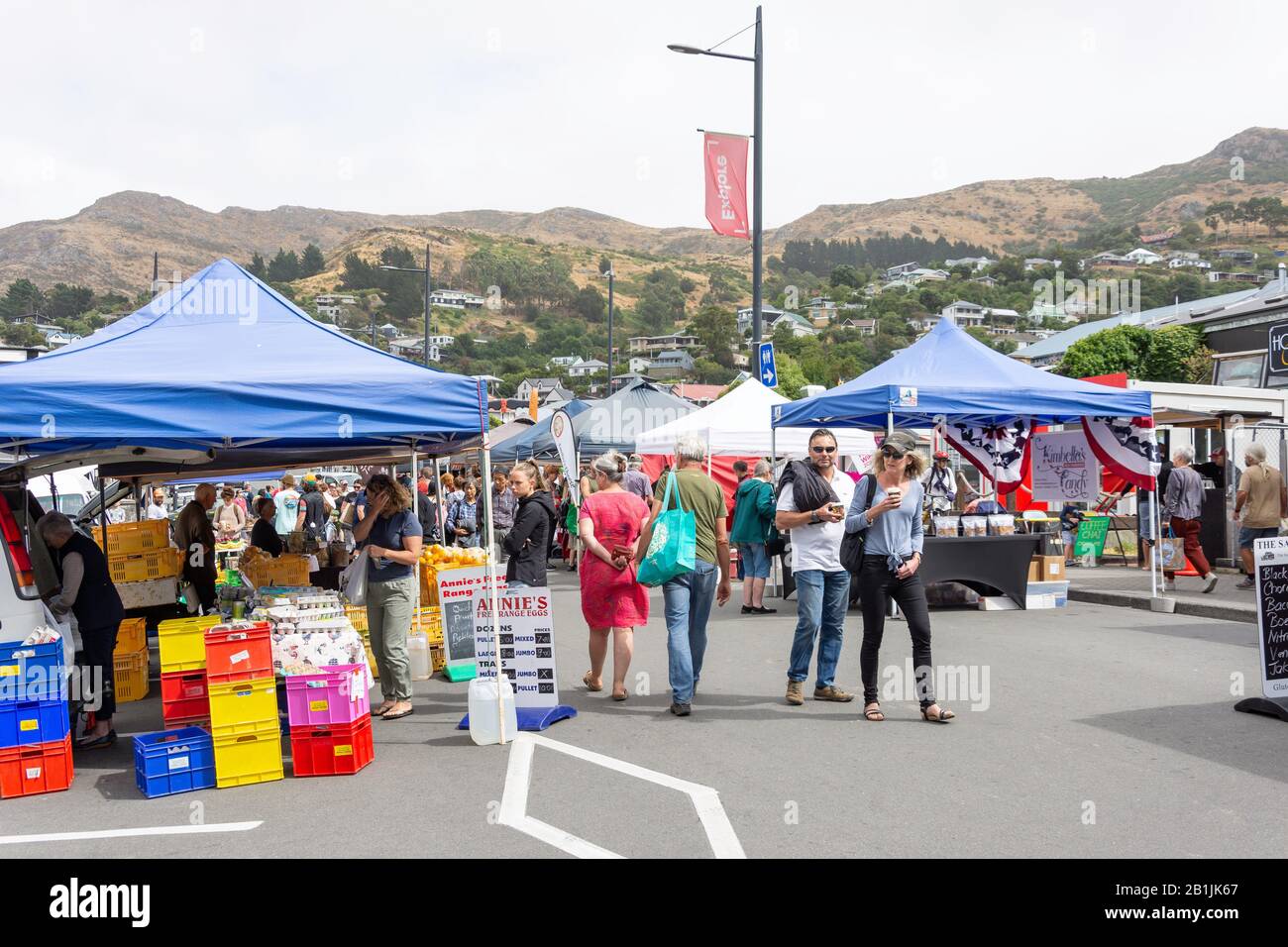 Lebensmittelstände am Lyttelton Farmer's Market, Lyttelton, Lyttelton Harbour, Banks Peninsula, Canterbury Region, Neuseeland Stockfoto