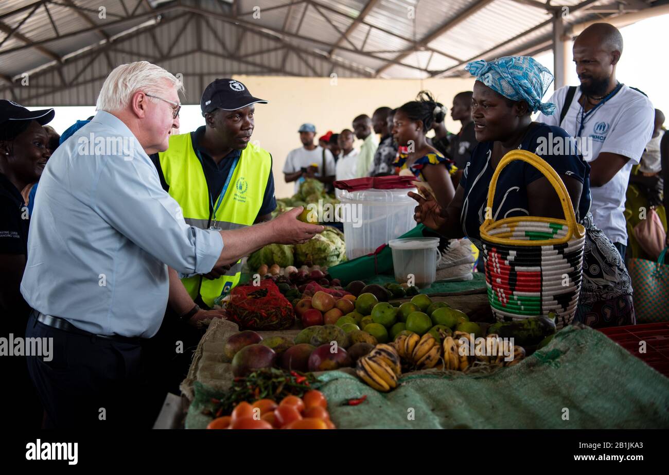 Kakuma, Kenia. Februar 2020. Bundespräsident Frank-Walter Steinmeier (l9 besucht den Markt von Kalobeyei in der Nähe von Kukuma, auf dem Flüchtlinge ihr hausgemachtes Gemüse verkaufen, und kauft Äpfel. Kakuma ist eines der größten Flüchtlingslager des Landes. Mehr als eine halbe Million Flüchtlinge aus über 30 Ländern leben derzeit in Kenia. Bundespräsident Steinmeier ist auf einem dreitägigen Staatsbesuch in Kenia. Credit: Bernd von Jutrczenka / dpa / Alamy Live News Stockfoto